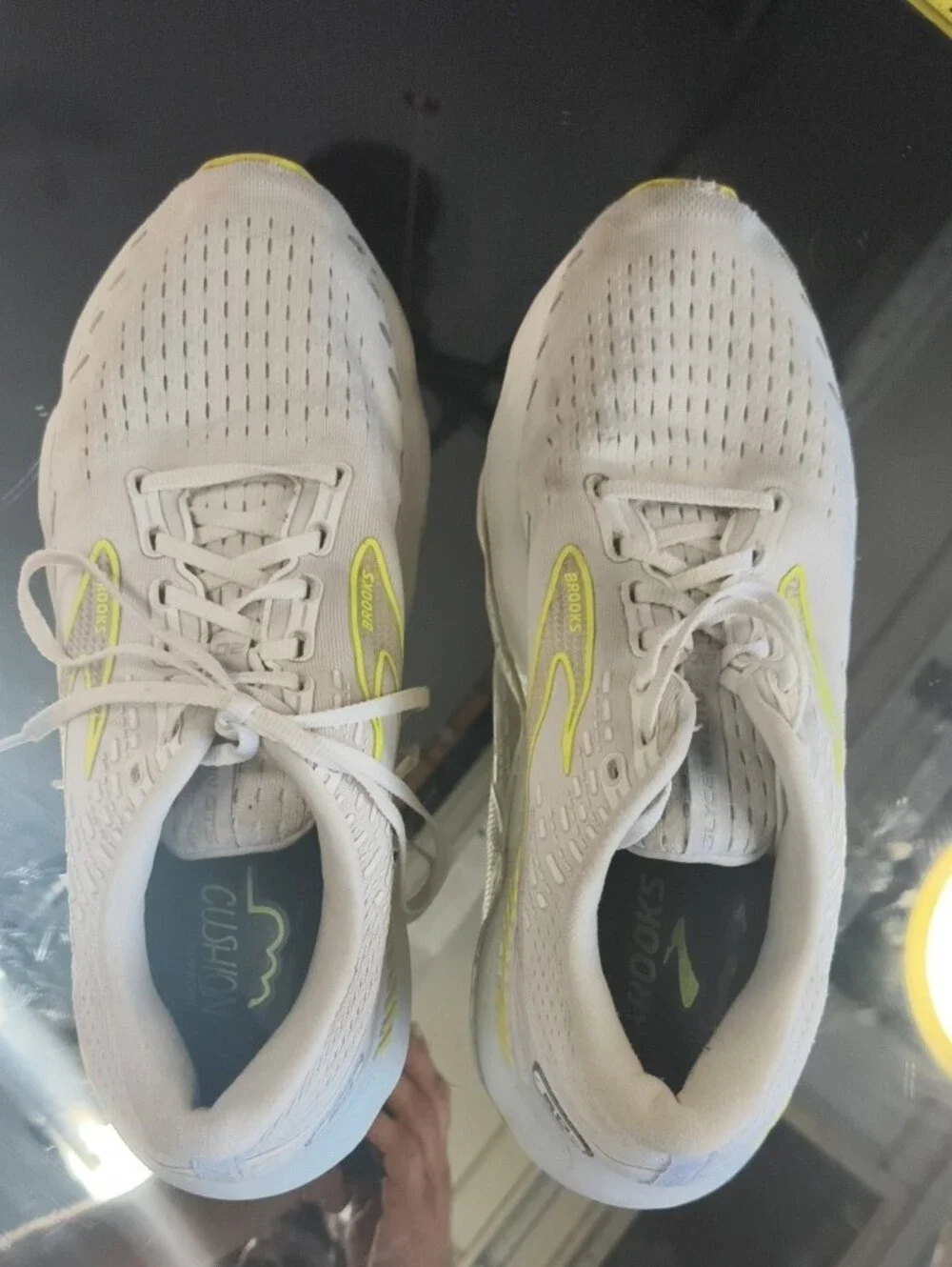 Mens 12 the Brooks Glycerin GTS 20 running shoes W/ Yellow Acccents.